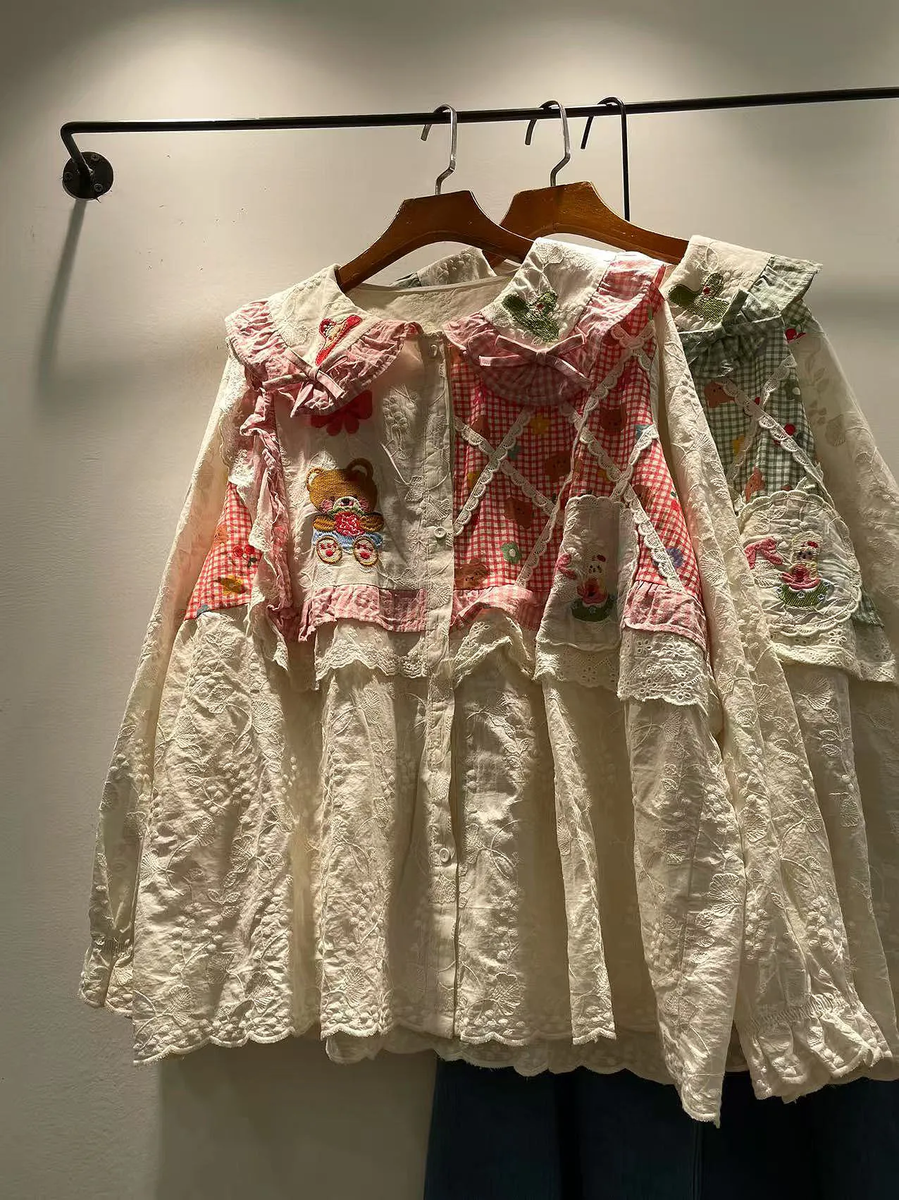 

Осенняя женская блузка из чистого хлопка с длинным рукавом, вышивкой в виде медведя, клетчатым воротником-стойкой, свободного кроя, модная, дышащая, повседневная