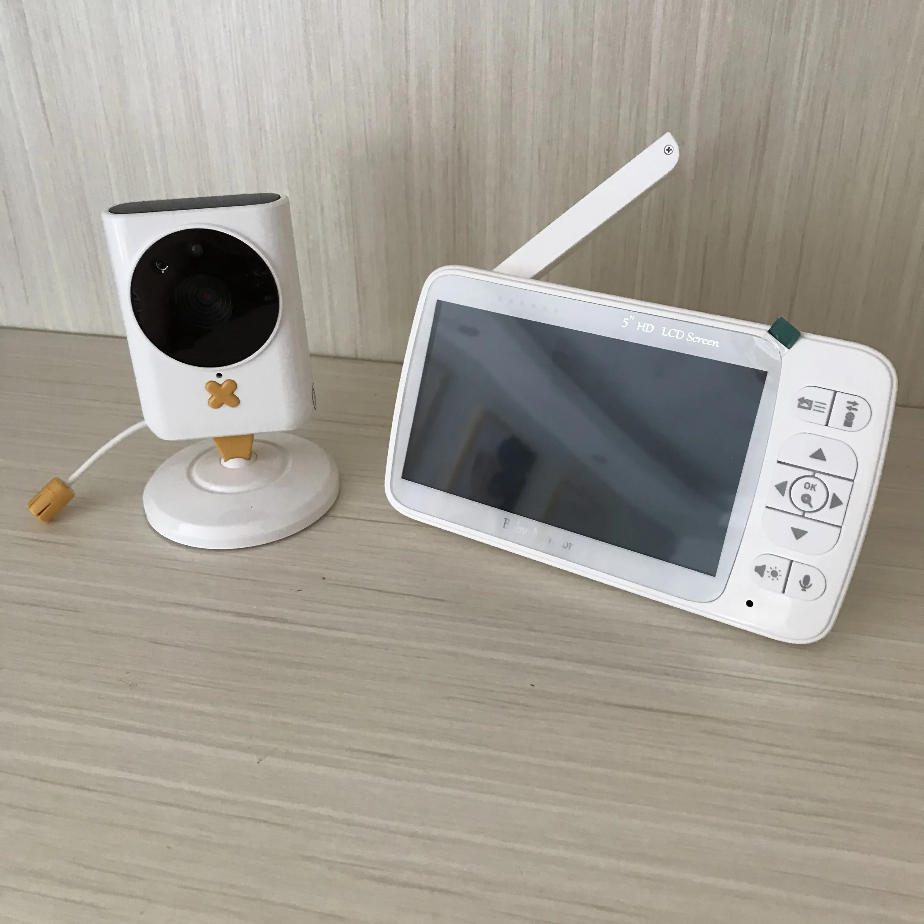 wireless baby monitor two-way speaker high resolution 5inch display night vision voice control