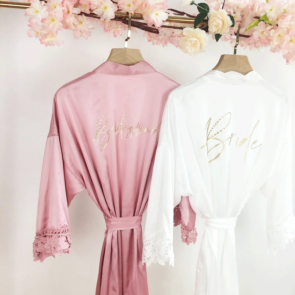 Batas de noche de boda para novia, Kimono sedoso con hermoso detalle de encaje y el dobladillo en los puños, albornoz con estampado dorado para