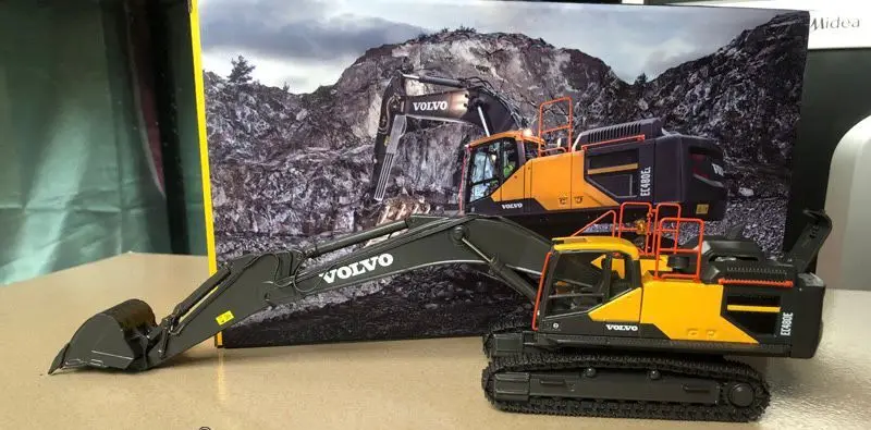 EC480E Crawler Excavator Diecast Model 1:50 Scale Metal Tracks Gift New in Box