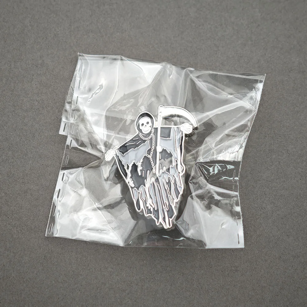 Halloween-Brosche mit Totenkopf-Motiv, Metall-Anstecknadel, schrecklicher Geist mit Sichel, gotischer Punk-Schmuck, Geschenk für Freunde. – Detail 9