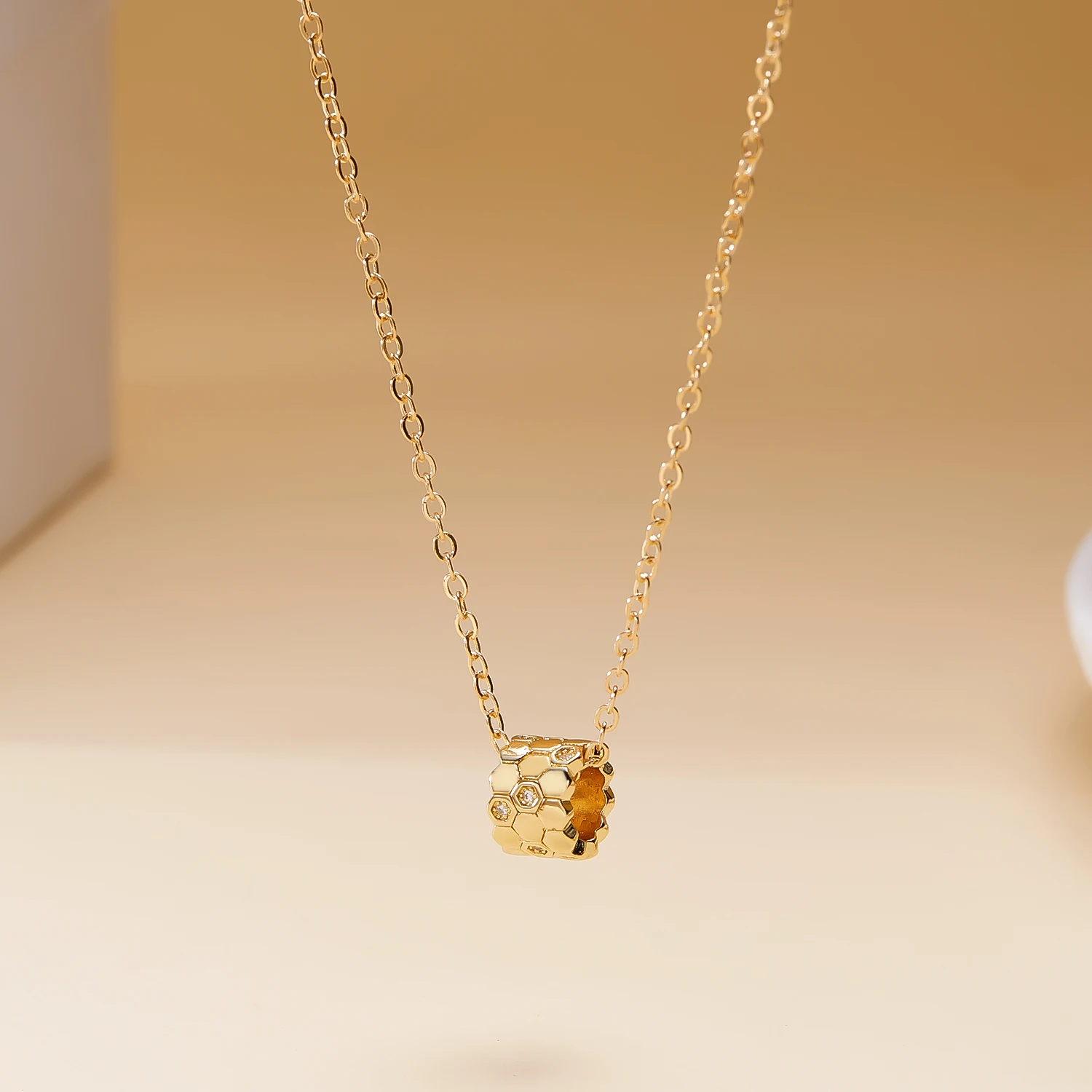 Unique Honeycomb Bee Pendant Necklace for Women Fashion Zircon Insect Choker Clavicle Chain Statement Jewelry Neck Girl Gifts