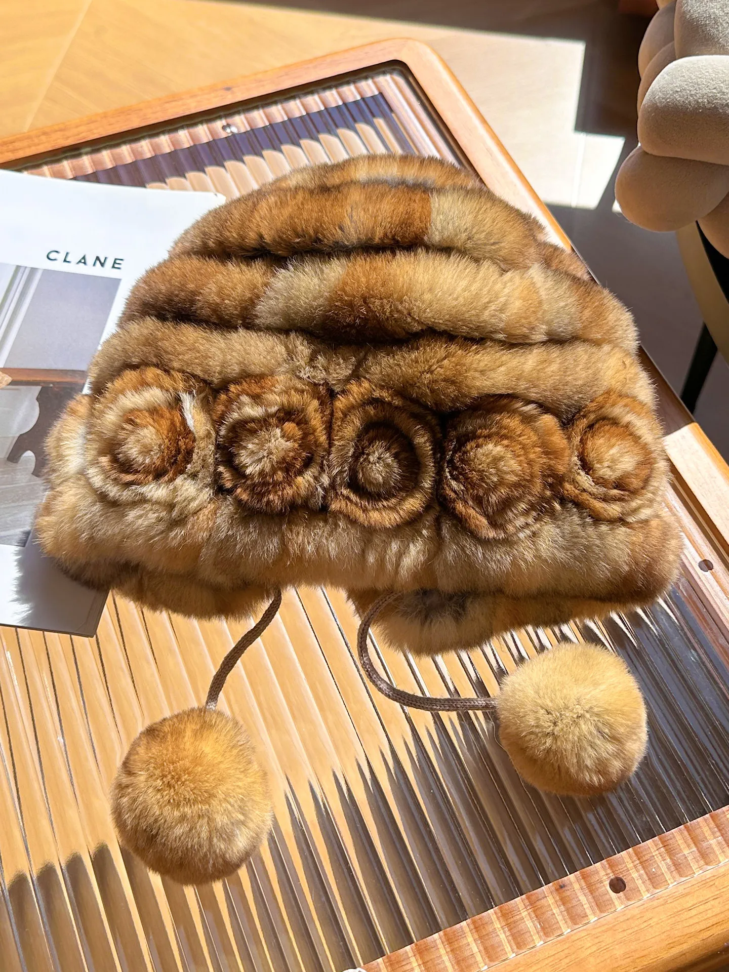 Echte Rex-Kaninchenfell-Mütze mit Blume, Winter-Herbst-Warmmütze, Bommel, flauschiger Ball, Ohrenschutz, niedliche Kopfbedeckung – Detail 21