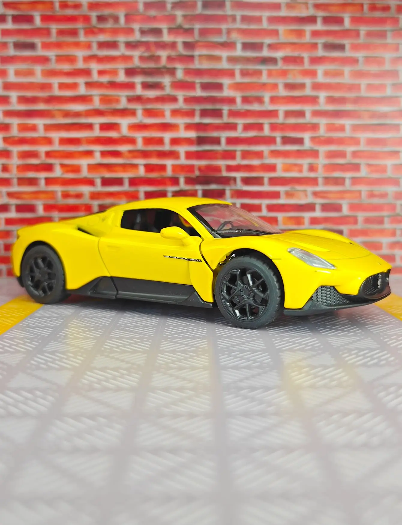 

1:33 Simulation Maserati MC20 Alloy Car Model Ornament Collection doors on both sides that can be opened rich in details