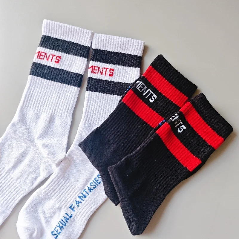 Nouvelle mode chaussettes VT lettres deux barres tricot hommes femmes Couple chaussettes noir blanc sport coton chaussette