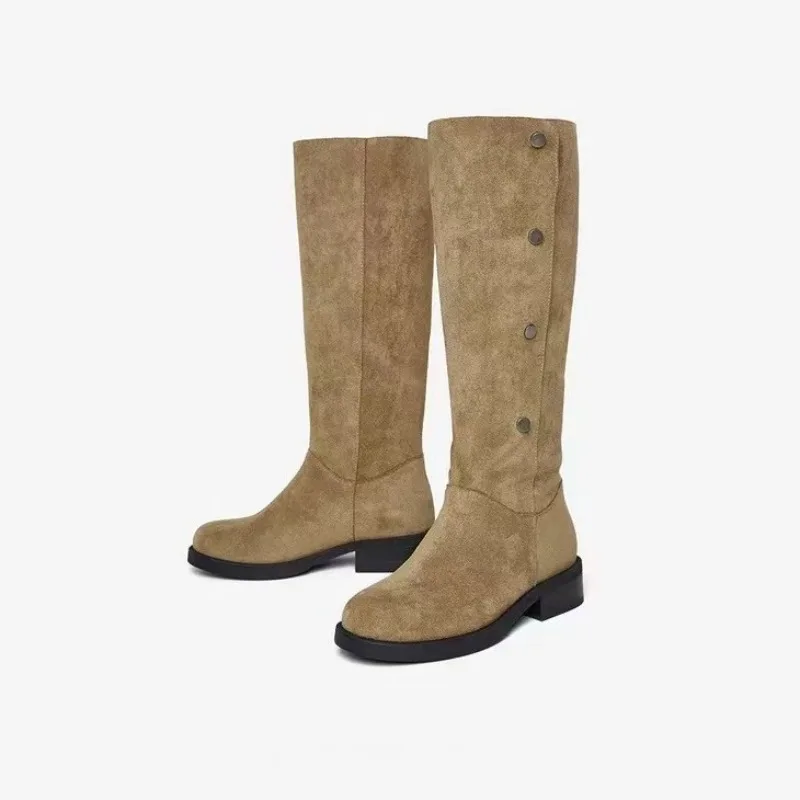 2025 جولة تو ميد الكعوب موضة المرأة أحذية طويلة حجم كبير المسامير المعدنية الغربية زر نموذج ارتداء الفخذ عالية النساء الأحذية #6