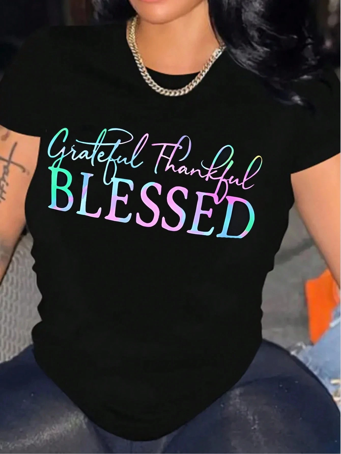 

Черная футболка больших размеров с красочным благодарным благословением и слоганом для позитивной атмосферы