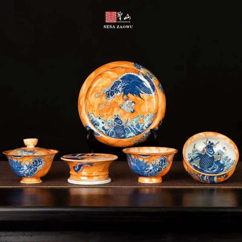 Juego de té Gaiwan hecho a mano de cerámica de Jingdezhen con diseño de dragón y carpa en colores rojo, azul, blanco, dorado y plateado de Xunzhen Tang Alum.