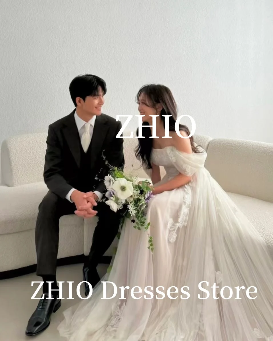 ZHIO Prinzessin Applikationen Schulterfreies Hochzeitskleid Weißer Tüll Drapierter Sweep Zug Korea Fotoshooting Brautkleid Maßgeschneidert