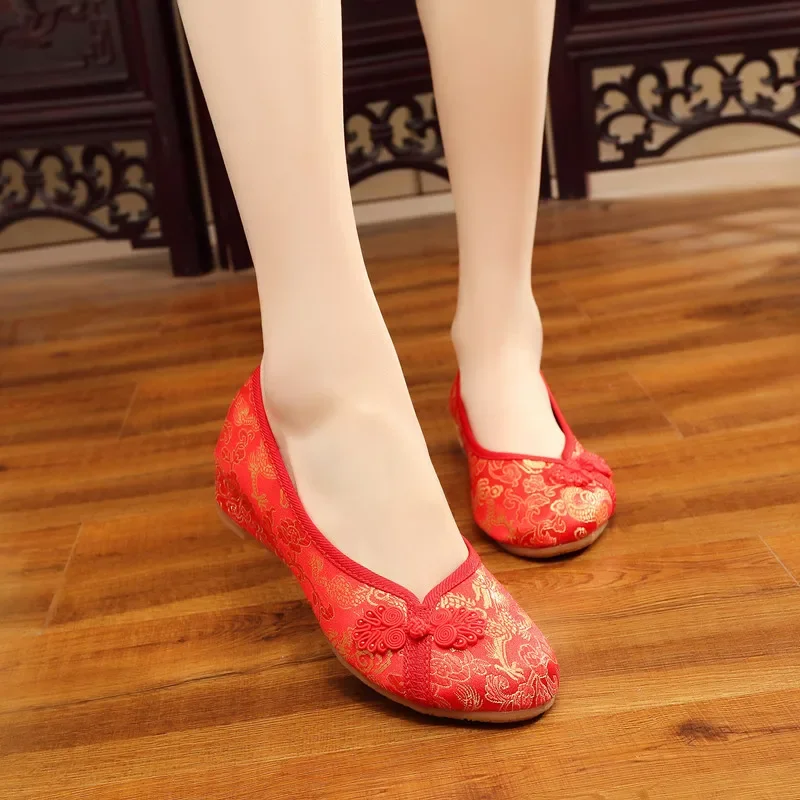 Vintage Chinese Style Women Silk Embroidered Red Wedding Shoes High End Elegant Ladies Comfortable Bridal Flat Shoes