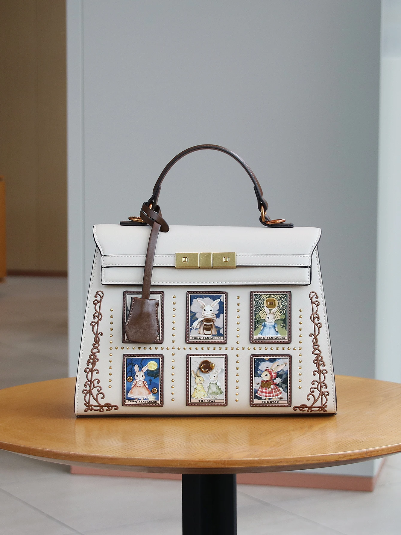 

Роскошная модная сумка 2025, новая большая вместительная женская портативная сумка-тоут, дизайн меньшинства, сумка с вышивкой, милый мультфильм