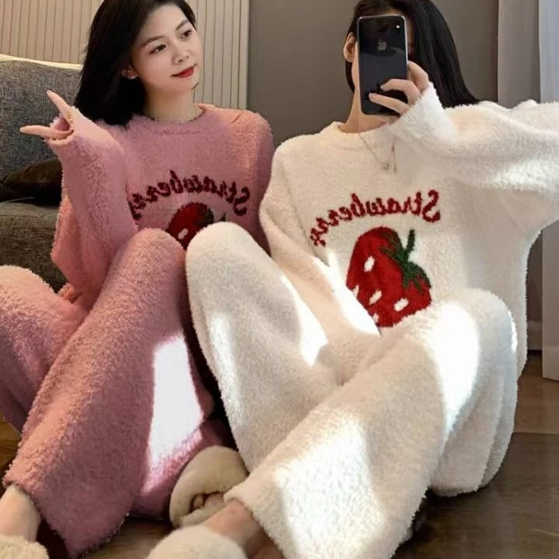 

Strawberry Half Fleece Nightwear for Women in Autumn/Winter Loose and Fleece Warm Sweet and Cute Style Two Piece Set Sleepwear