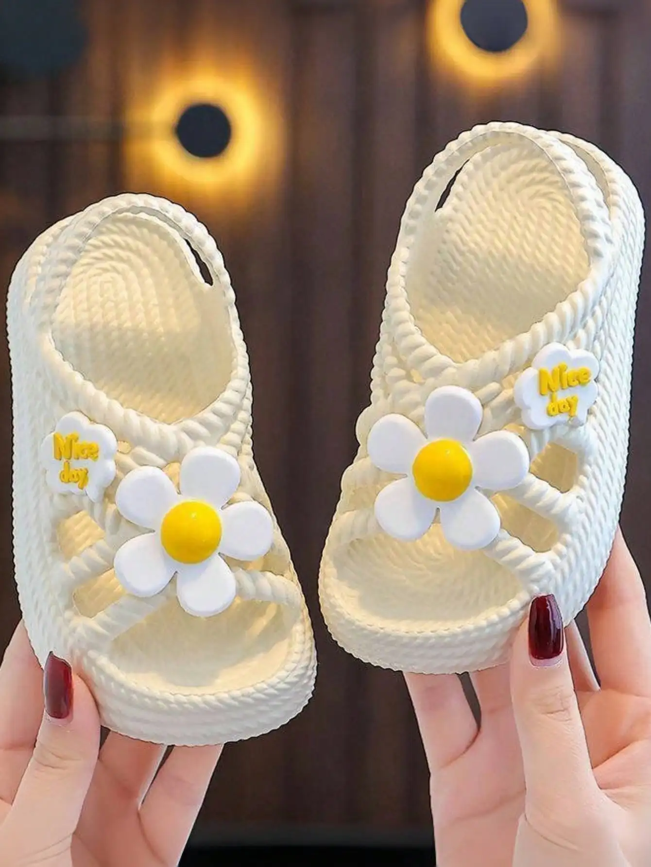 Summer EVA anti-slip soft sole sandals with flower pattern for girls, suitable for indoor and outdoor use