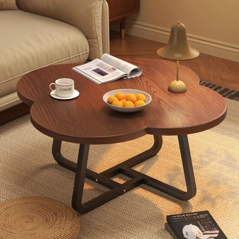 Журнальный столик, небольшая гостиная в квартире, легкий роскошный современный столик с четырьмя лепестками клевера