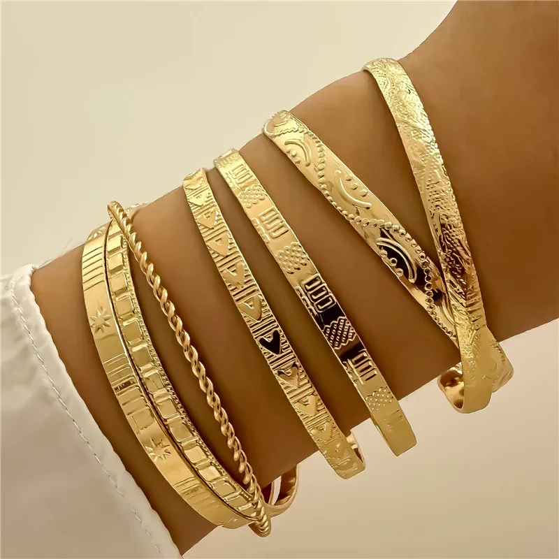 7 Pcs/Set Punk Gold Color Bracelets for Women Streetwear Goth Heart Prints Metal Design Open Bangle Fashion Jewelry Gifts 2024