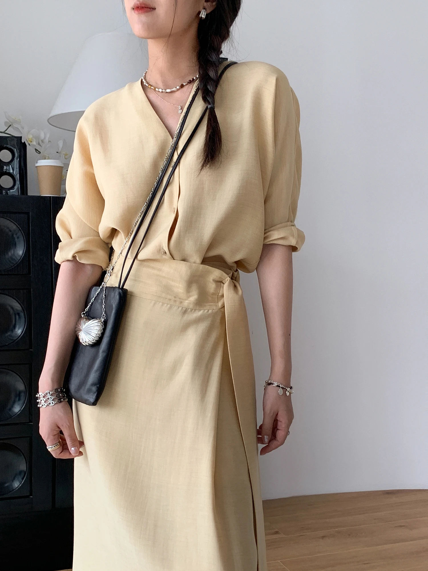 

Комплект из льняной юбки и топа цвета тауп с V-образным вырезом, с поясом, подчеркивающим талию, для офиса и отдыха