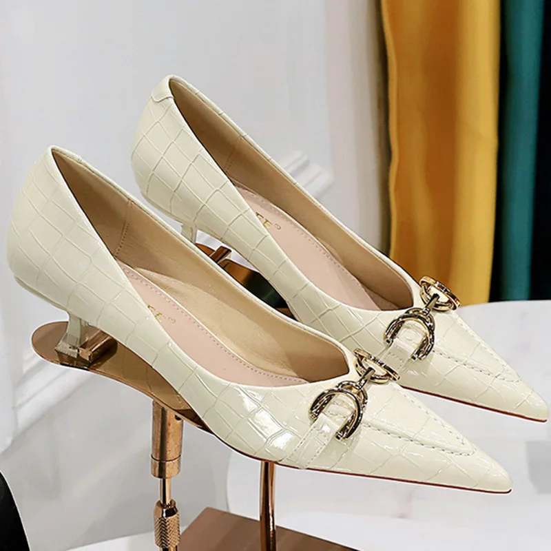 New Women 4.5cm Mid Heels Pumps Lady Pointed Toe Stone Pattern Retro Low Heels Wedding Party Metal Chain Buckle Mom Office Shoes