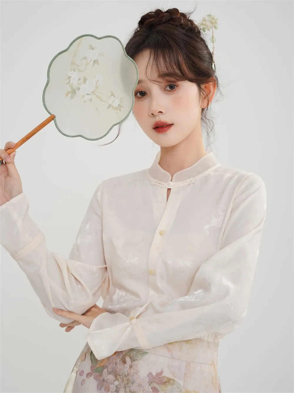 エレガントなジャカード織りスタンドカラーシャツ レディース 長袖 中華風ブラウス ボタン飾り付き ヴィンテージ風トップス 春服