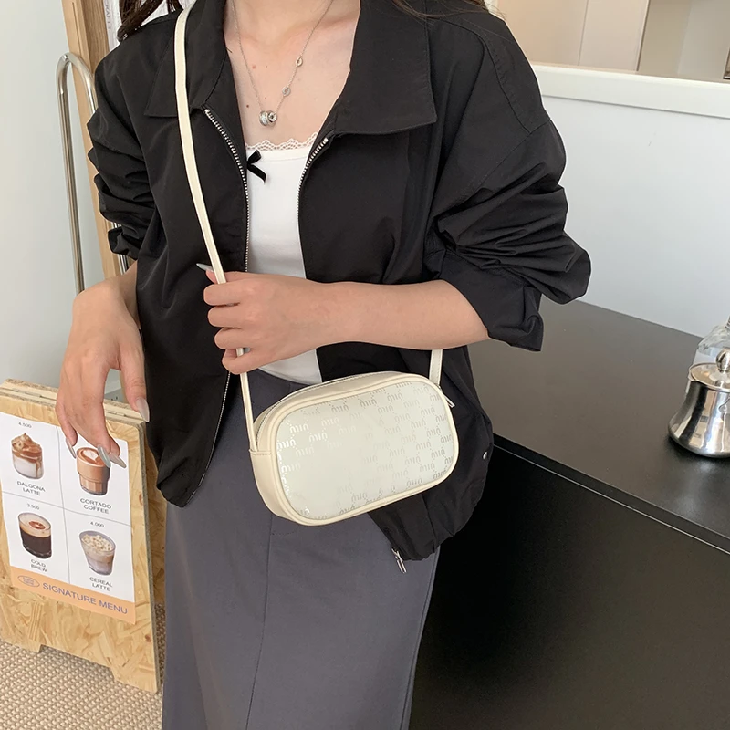 Роскошный кожаный клатч с уникальным винтажным логотипом с буквами и минималистской элегантностью для вечернего шоу