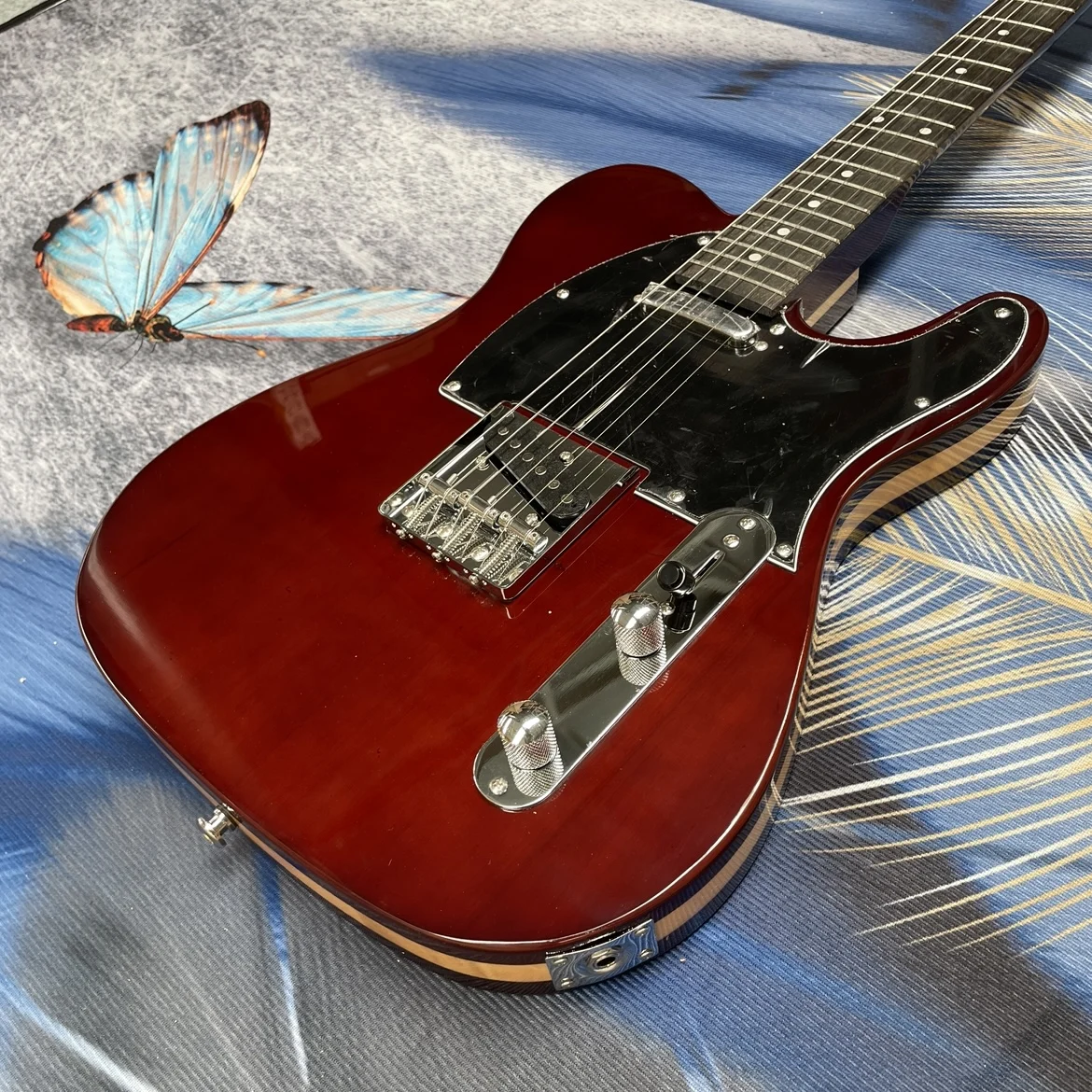 Red-brown electric guitar with black pickguard, silver hardware, and metal control plate guitars—high-value beginner guitarra