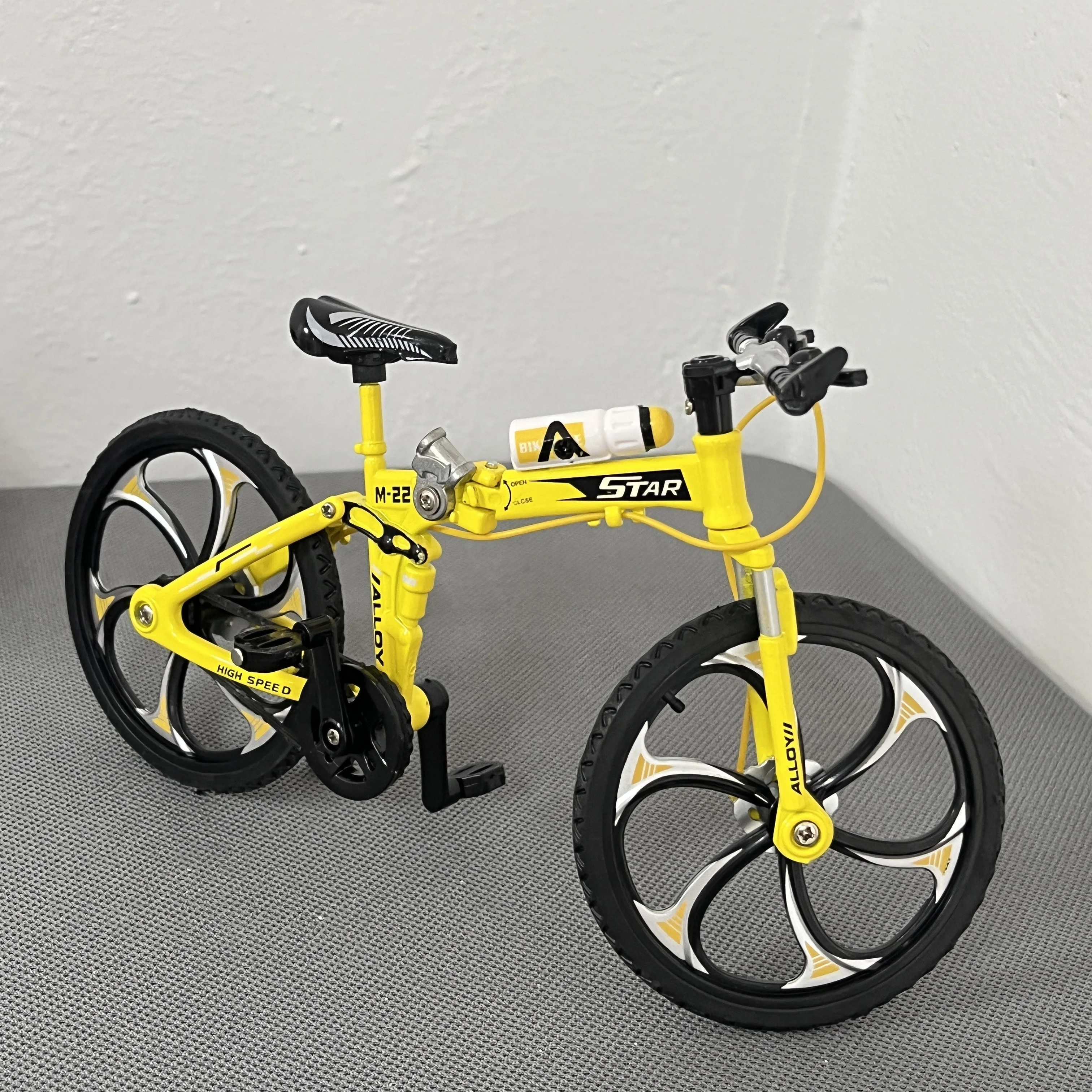 1:8 Mini Model roweru ze stopu Składana odlewana dekoracja Metalowy żółty palec Bmx Górski mini rower Symulacja Kolekcja zabawek