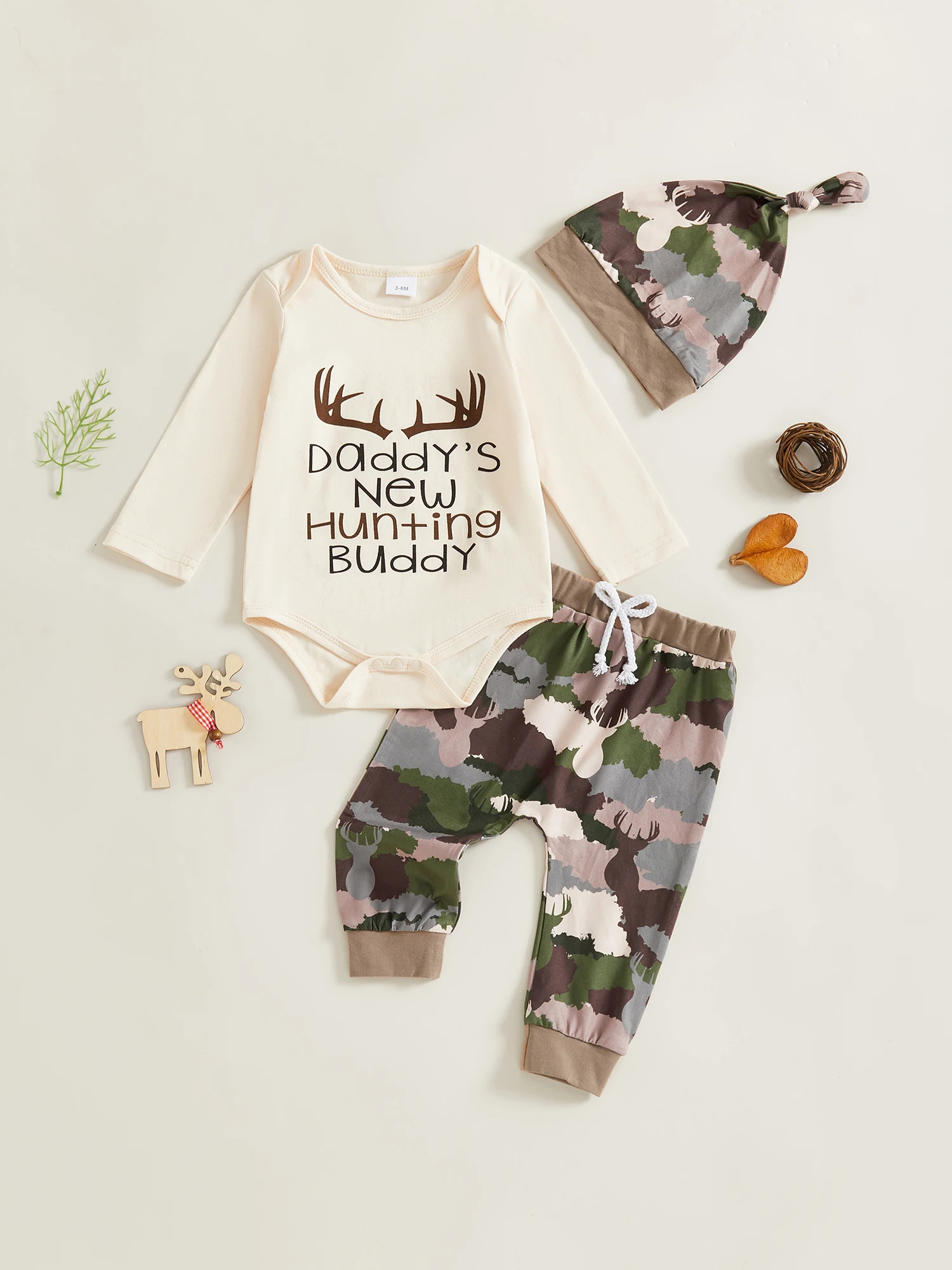 Zestaw letni dla chłopców: koszulka w paski z krótkim rękawem, ogrodniczki jeansowe i dopasowana czapka.