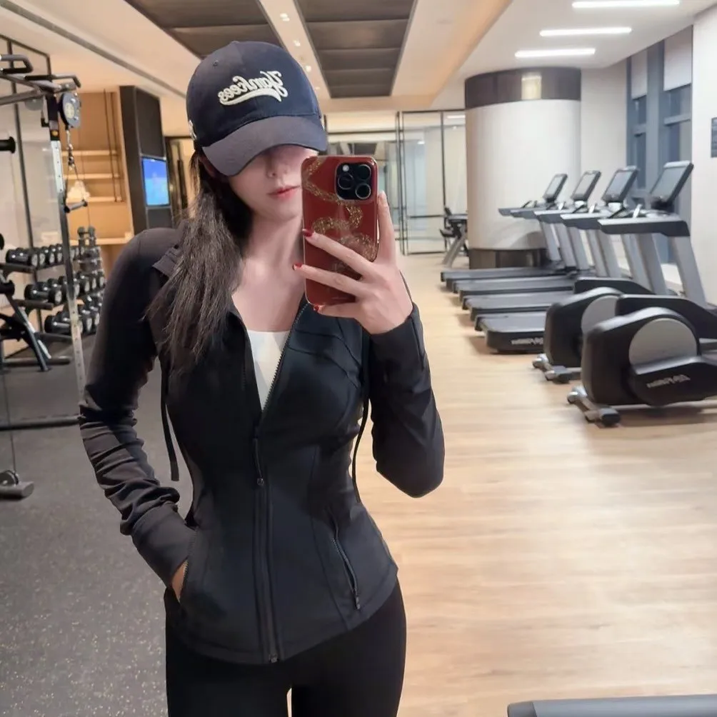 سترة بغطاء للرأس للنساء من ليمون |   معطف اليوغا الرياضي الناعم بالزبداني |   سترة بقلنسوة للجري والتمارين الرياضية قابلة للتنفس