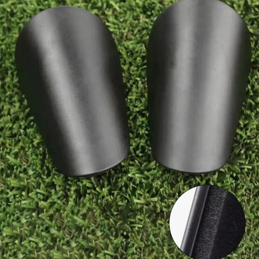 Пара мини-защитков для футбольных тренировок, используемых в качестве защитного снаряжения для голеней и ног.