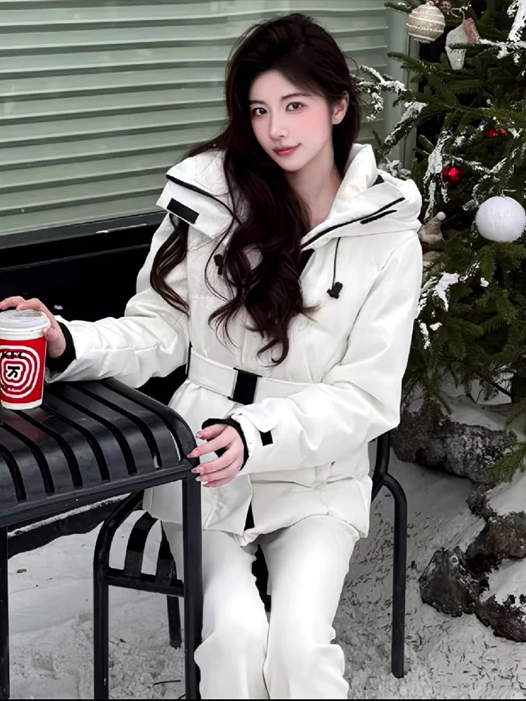 الشتاء مقنعين أسفل على الجليد ملابس النساء البخاخ القطن وسادة مبطنة معطف دافئ ضئيلة الإناث مع حزام سترات الثلوج أبلى