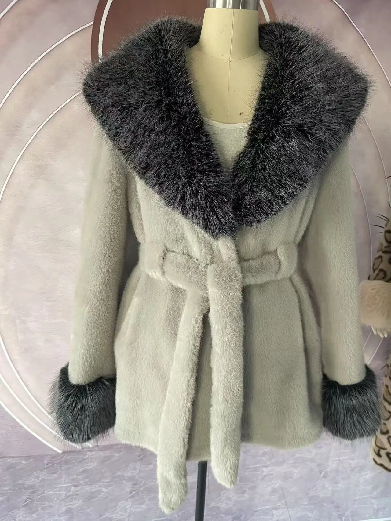 Luxury High Quality New Large Fur Collar Fur Coat Belt Slim Jacket Women Winter Warm Eco-Friendly Mink Fox Fur Coat Premium Tops