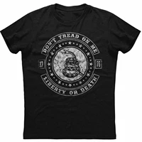 No marcan en mí, libertad o muerte. 1776 Camiseta con bandera patriótica de serpiente de cascabel. Camiseta para hombre con cuello redondo y manga corta de algodón premium