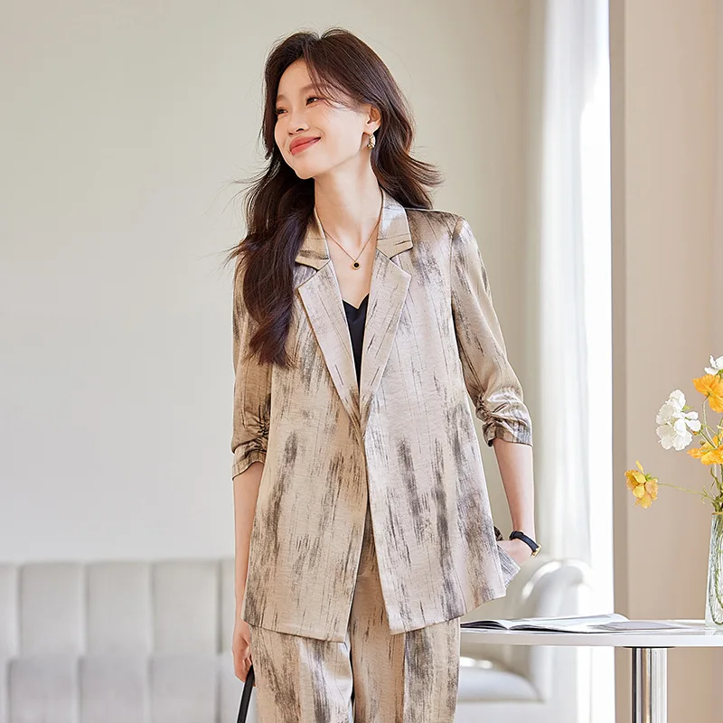

Женский блейзер в китайском стиле с рукавами три четверти, тонкий летний фасон 2025 года. Новый стильный повседневный костюм с современным дизайном.