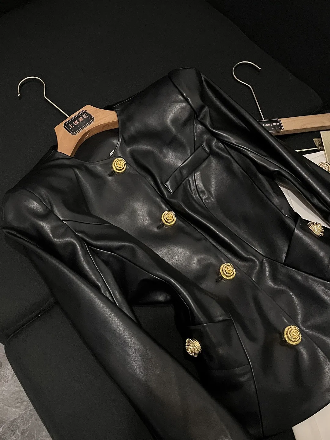 2025 신상 슬레 셀레브리 패션 스네일 메탈 버튼 슬림핏 가죽 재킷 코트 A30004 출퇴근용 슬레 롱 슬리브 라운드 넥