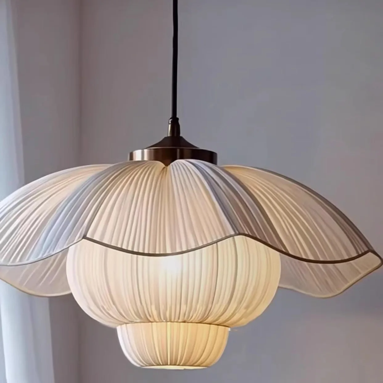 

Modern aesthetic fabric floral restaurant light elegant petal tea bar light simple romantic bedroom master pendant light