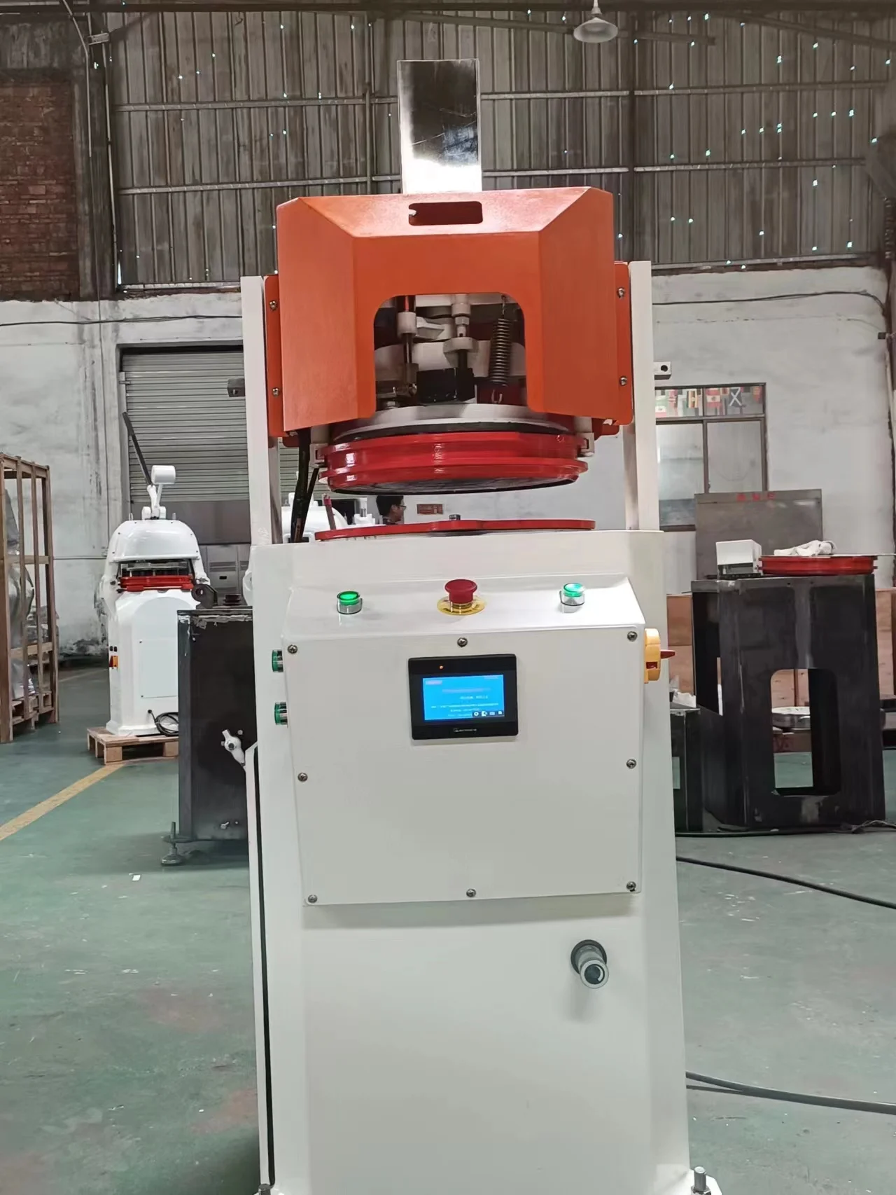 Automatic dough divider and bread machine to improve baking efficiency