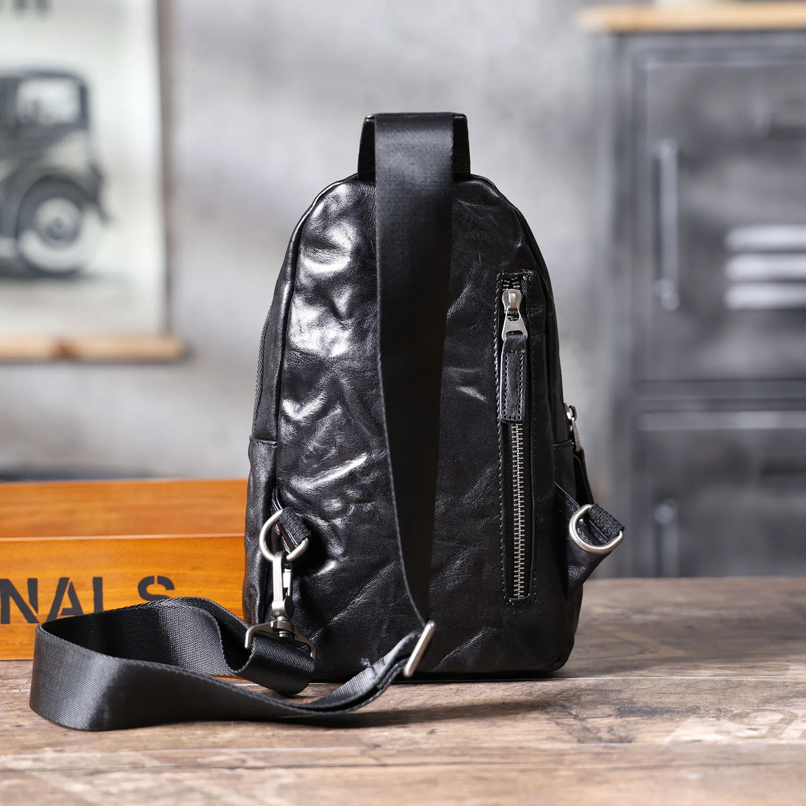 Echte Leder-Brusttasche für Herren, Casual-Umhängetasche aus Rindsleder, Modische Handyhülle, Pflanzlich gegerbtes Leder, Mini-Modell – Detail 10