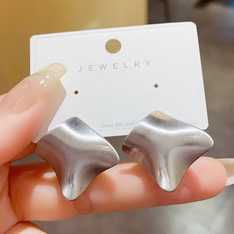 Dongdaemun Temperament Fashion Metal Bending Ear Buckle Niche Design Sense Personality Internet celebrity earrings Commuter Vers
