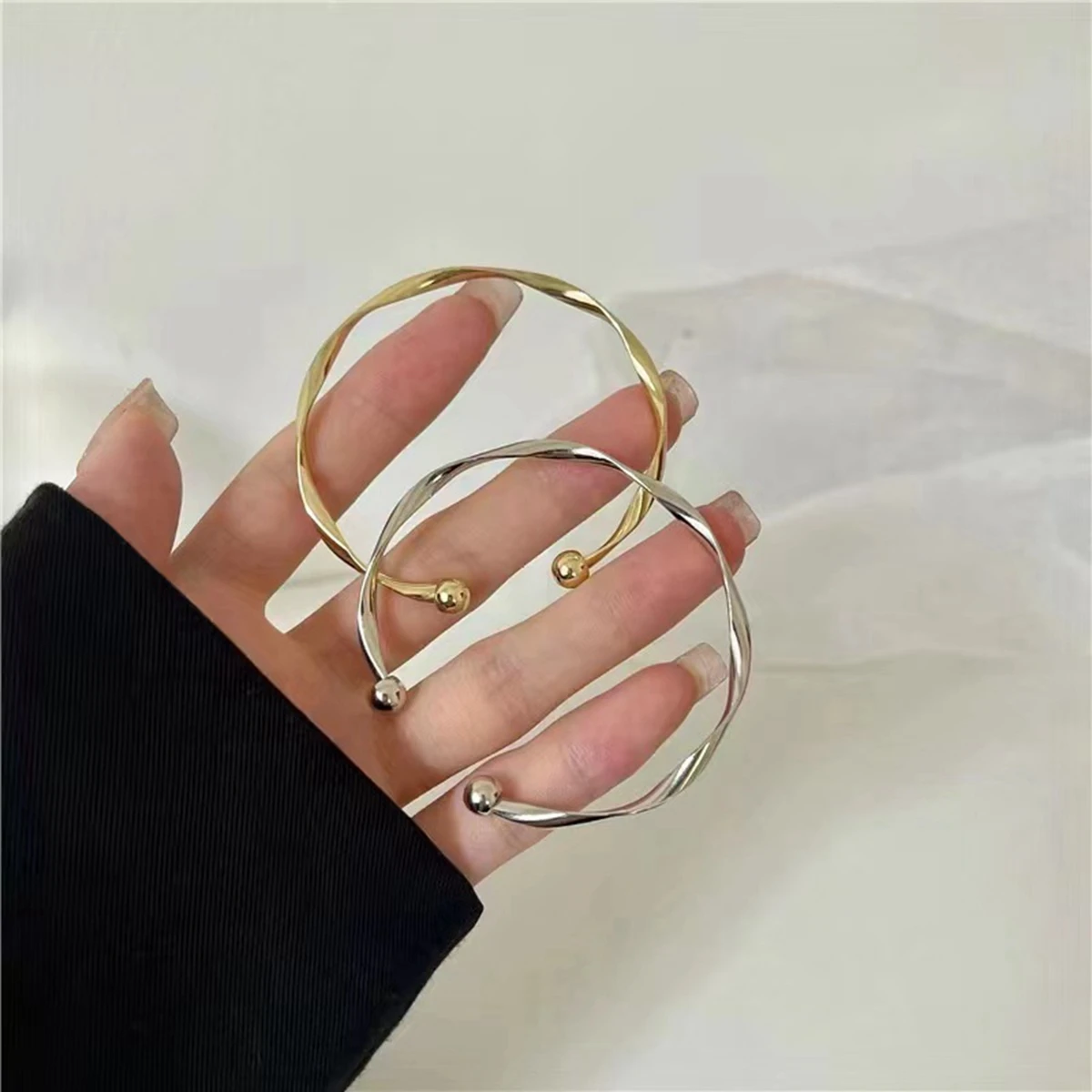 Ein Damenarmband mit gedrehter Öffnung, verstellbar, einfach und vielseitig, für den Alltag geeignet – Detail 6