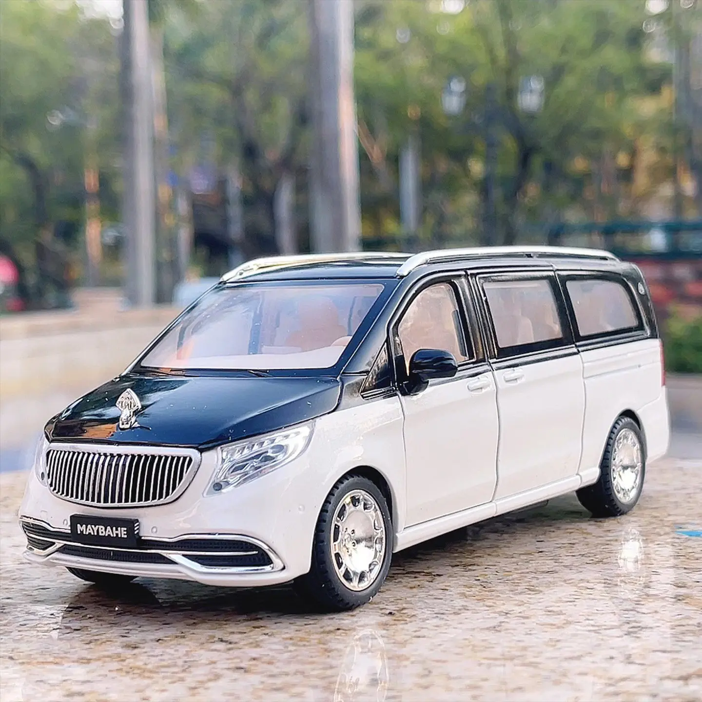 

1:24 VS680 Business Vehicle With Remote Key Alloy Diecast Toy Vehicles Metal Car Model Sound Light Kids Toys Collection Gift