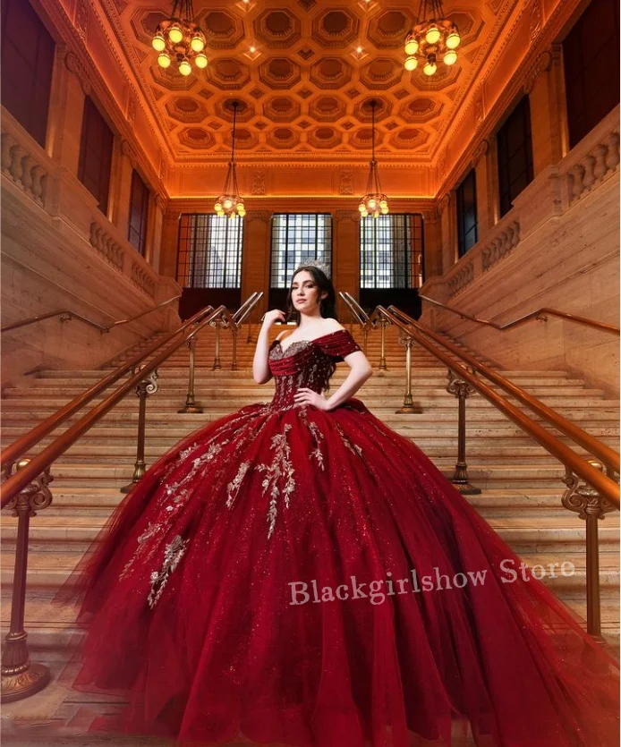 Gaun merah Quinceanera Mewah Glitter putri manik-manik Applique pita bahu terbuka Tulle Meksiko disesuaikan 15 gaun gala