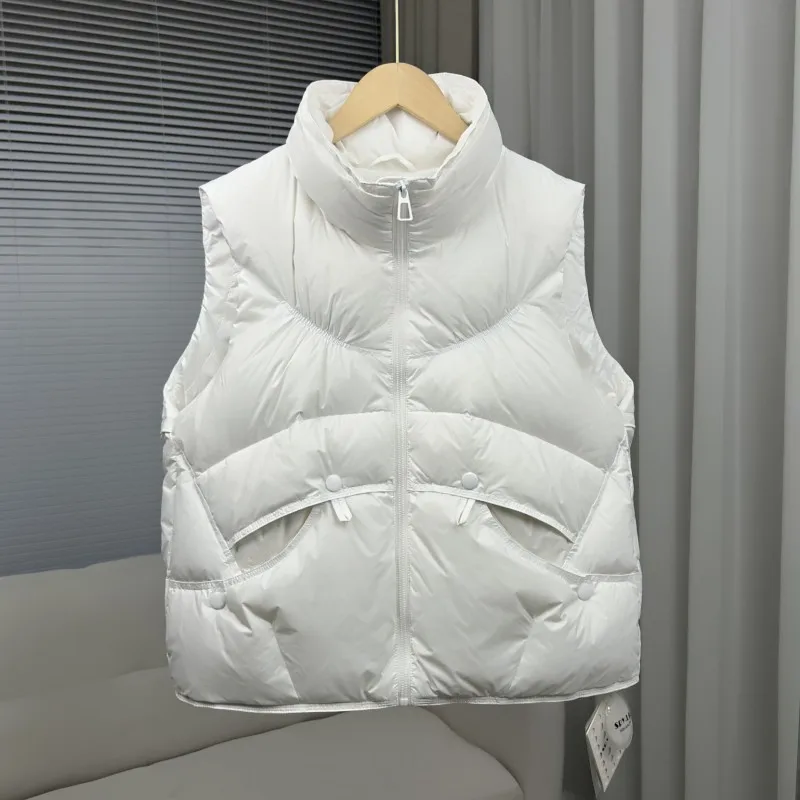 เสื้อกั๊กดาวน์ไร้แขนสำหรับผู้หญิง ฤดูหนาว 2025 ผ้าขนเป็ดสีขาว คอตั้ง อุ่นสบาย สไตล์ลำลอง เสื้อกั๊กสวมทับแบบเบาๆ