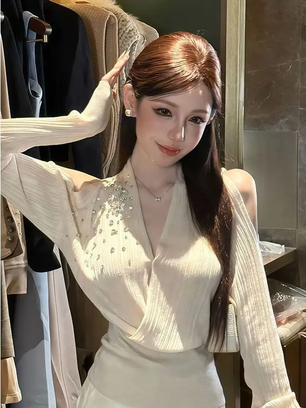 

Sexy Faionable Pure Desire Diamond Embellied V-ne oulder-baring Knitted Sweater Women's Early Autumn Slimming Waist-c...