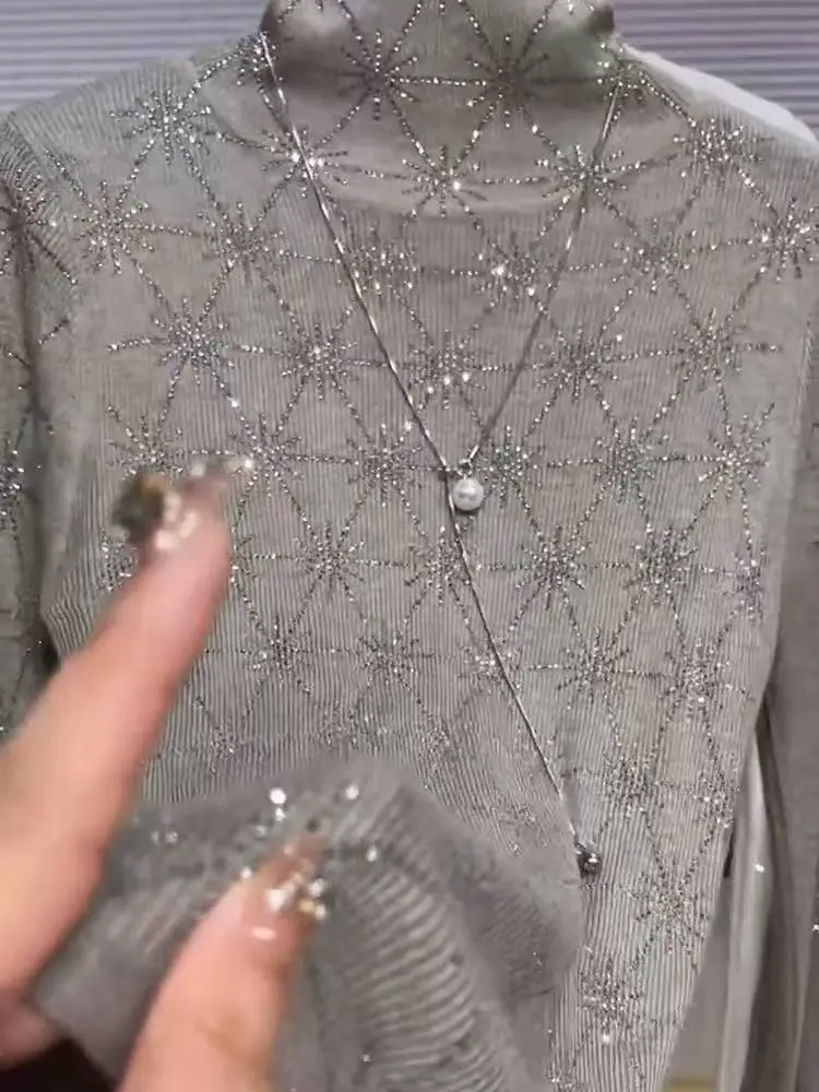 Suéter gris ajustado con cuello alto y perforación en caliente de diamantes de estilo lujoso para mujer, prendas de punto de otoño/invierno, jerséis de fondo para mujer