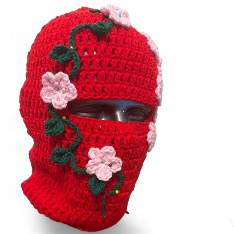 chapeau-fait-main-a-motifs-floraux-masques-chapeau-rose-entierement-fait-main-avec-fleurs-et-vignes-vertes-design-a-ouvertures-rouges