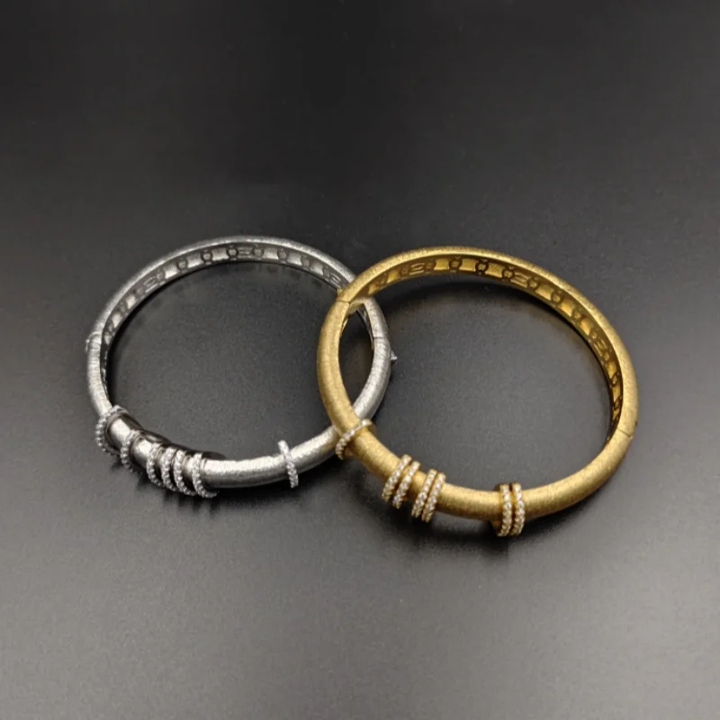 

Classic European and American styles come and go, brushed craftsmanship, light luxury wristbands, women's holiday jewelry gifts