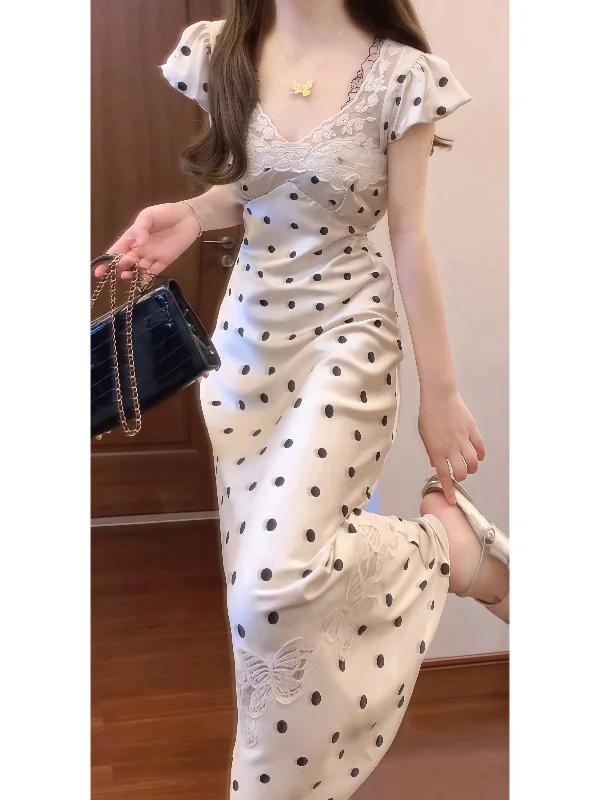 فستان صيفي طويل أنيق بتصميم فرنسي منقط من الأسيتات والساتين، بأكمام قصيرة ورقبة على شكل V وأكمام فقاعية، مع تصميم مشدود عند ا...