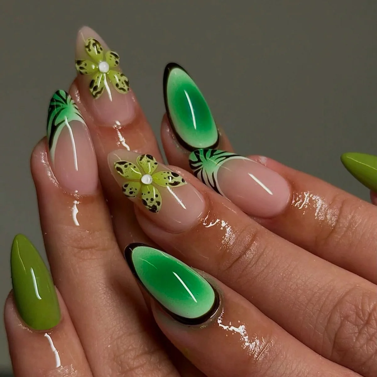 

24Pcs Mid-length Almond Fake Nail Green Stripe French Design Press on Nails Tips Flower Pattern Wearable Full Cover False Nails
