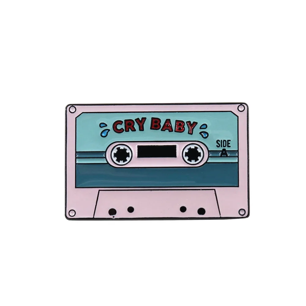 1 unidad Pin esmaltado retro con diseño de casete de audio 'Cry Baby', color verde azulado, broche de nostalgia de los años 90, pin de solapa Y2K adorable para amantes de la música y estilo vintage