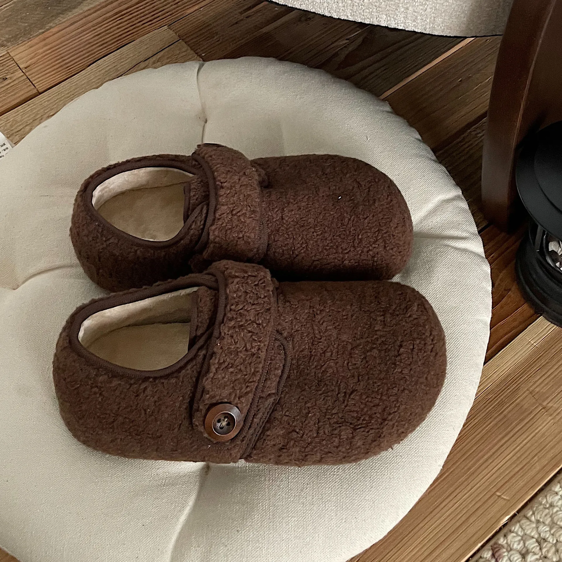 Furry Slip-On Winter Shoes for Women Soft Bottom Bean Bean Shoes with Fleece Lining Retro Style Magic Tape Closure Cotton Shoes