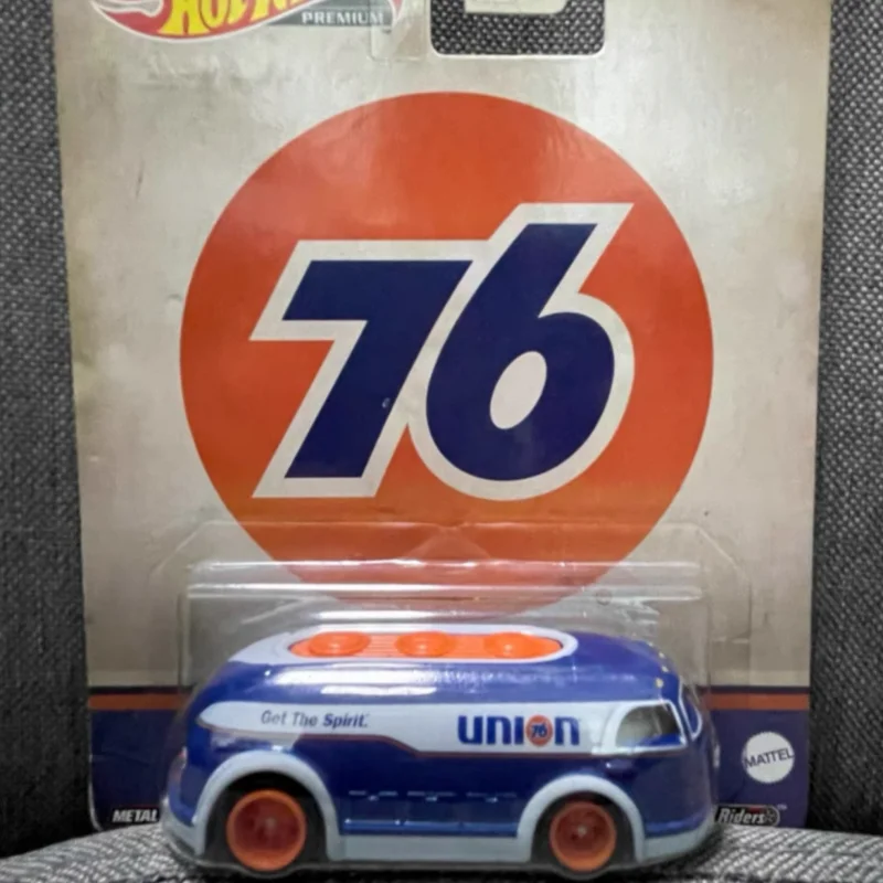 Hot Wheels Original Popular Culture Automotive Culture Engine Oil Set Castrol T1 Datsun Pickup Alloy Car Model Toys Fans Gift